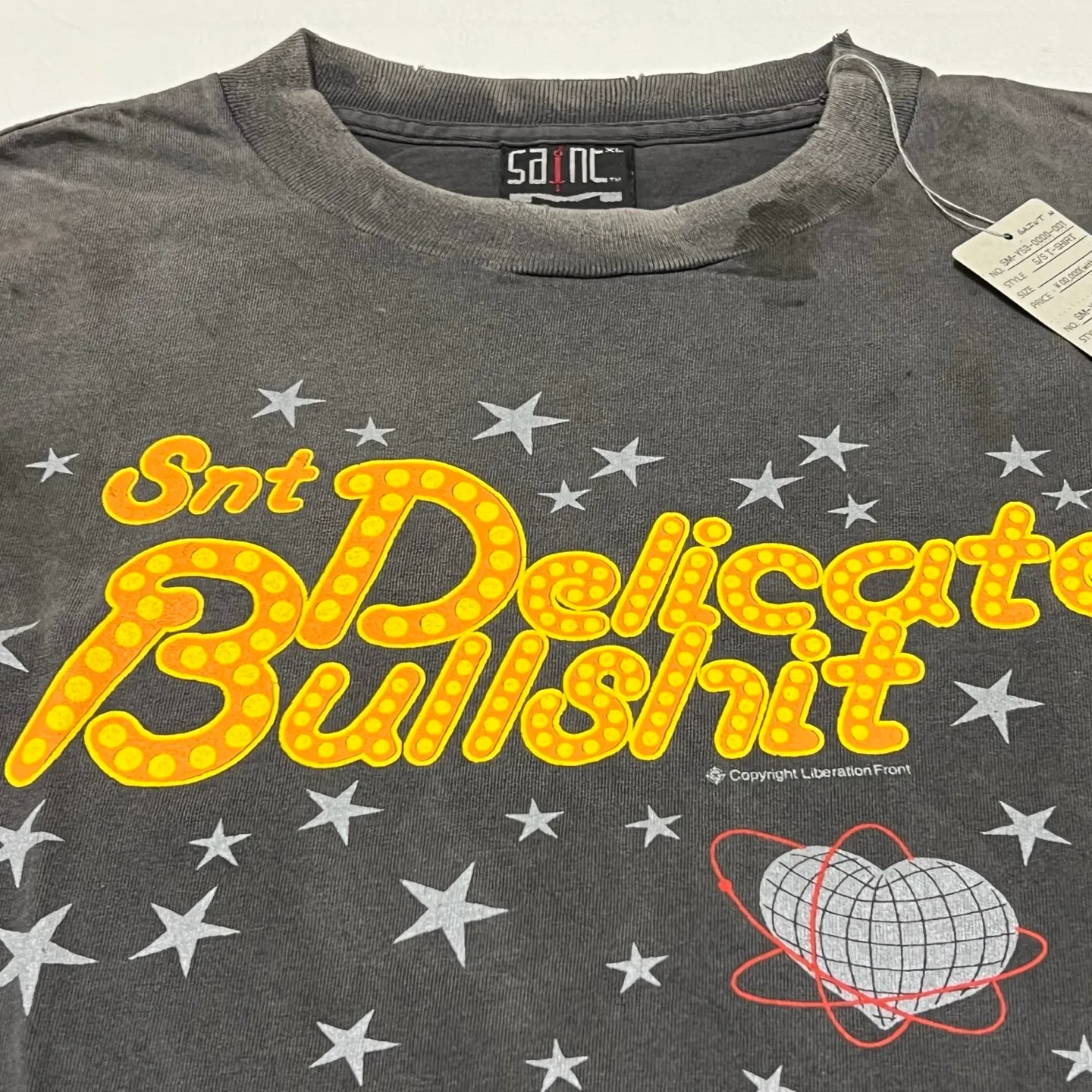 SAINT Mxxxxxx DELICATE BULLSHIT SS TEE/BLK Star Neon Slogan Printed TEE Washed Black S-XL New Vintage Washed and Distressed Ceiling! Loyal to the original version. Main mark and wash mark are matched. Tube-woven fabric without side seams. Non-open width version. Authentic level printing restoration proofing. Top purchasing agent level.